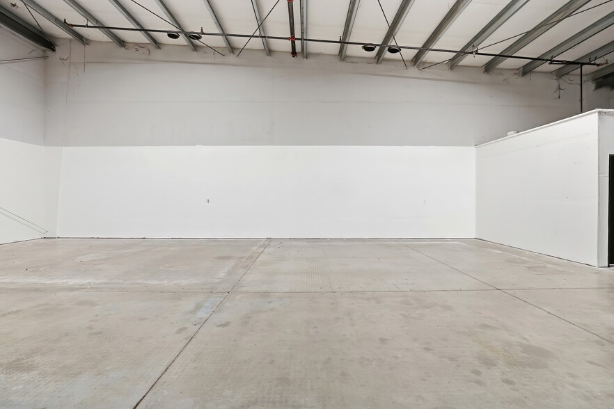 More Photos Of 2200-2248 MaryAnne Dr, Turlock Warehouse For Lease