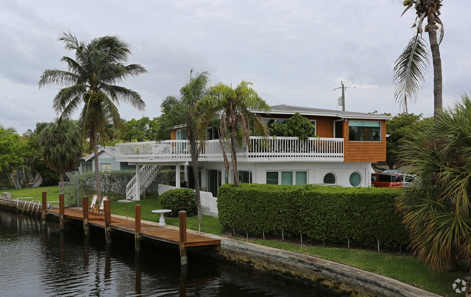 More Photos Of 2200 NE 26th St, Wilton Manors Office For Sale