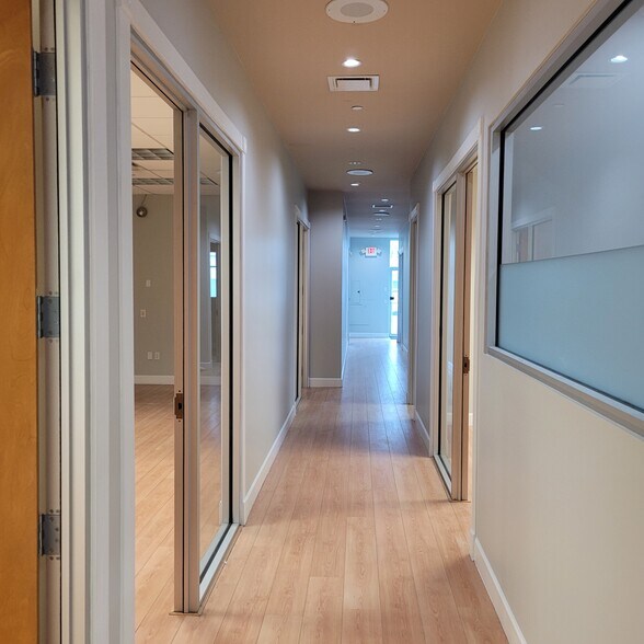 More Photos Of 7751 Kingspointe Pky, Orlando Light Distribution For Lease