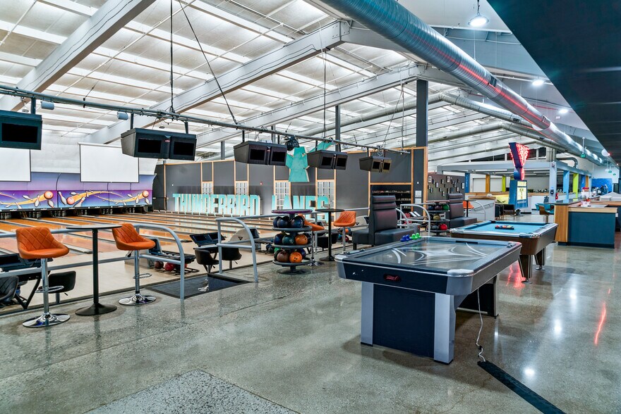 More Photos Of 400 W Maple Rd, Troy Office For Lease