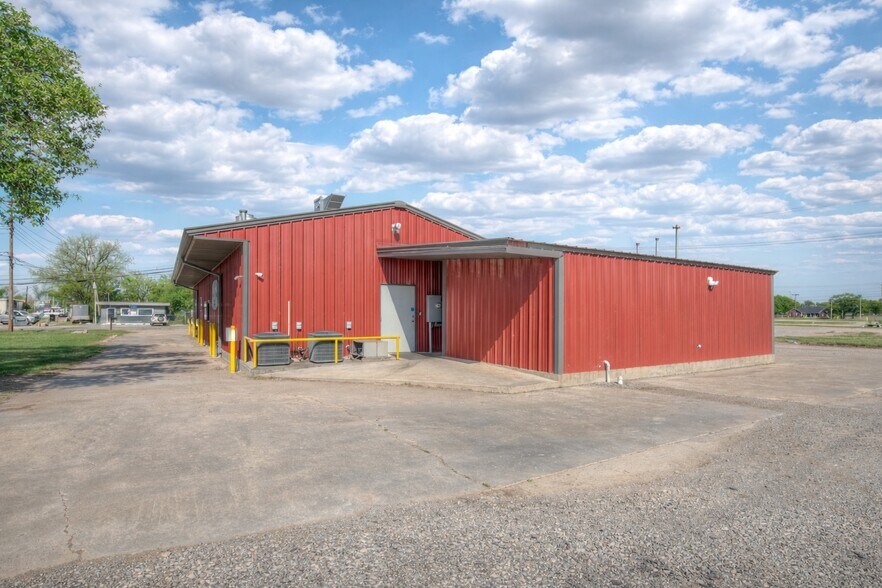 More Photos Of 106 NW 4th St, Lindsay Specialty For Sale