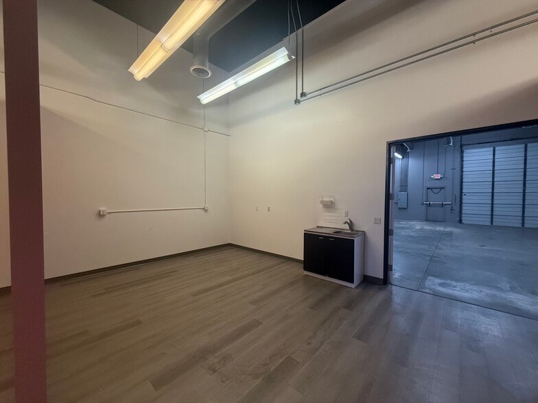 More Photos Of 2610 E Mohawk Ln, Phoenix Warehouse For Sale