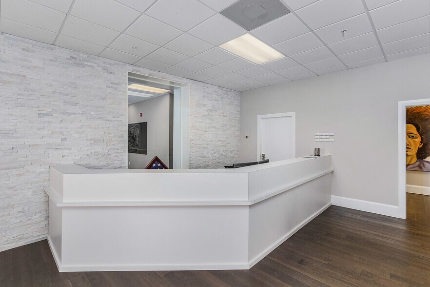 More Photos Of 2200 Broadway, Fort Myers Office For Lease