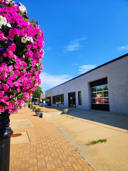 More Photos Of 5805-5809 Merriam Dr, Merriam Showroom For Lease