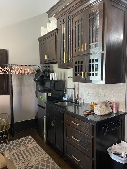 More Photos Of 126 N 8th St, Midlothian Storefront For Lease