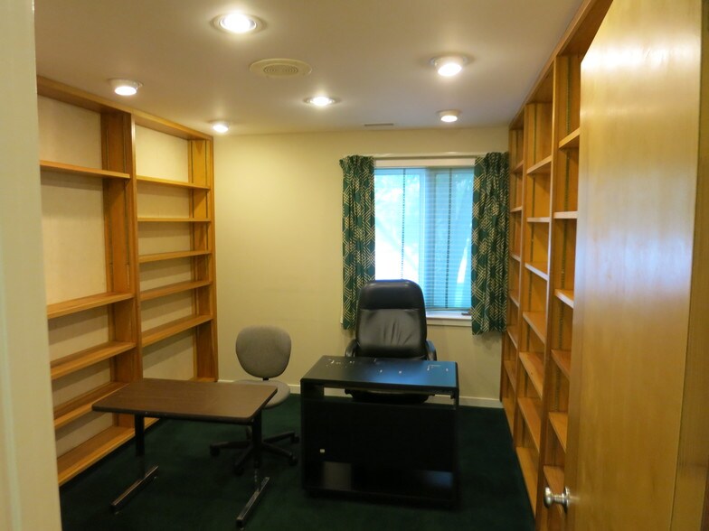 More Photos Of 920 Lawn Ave, Sellersville Medical For Sale