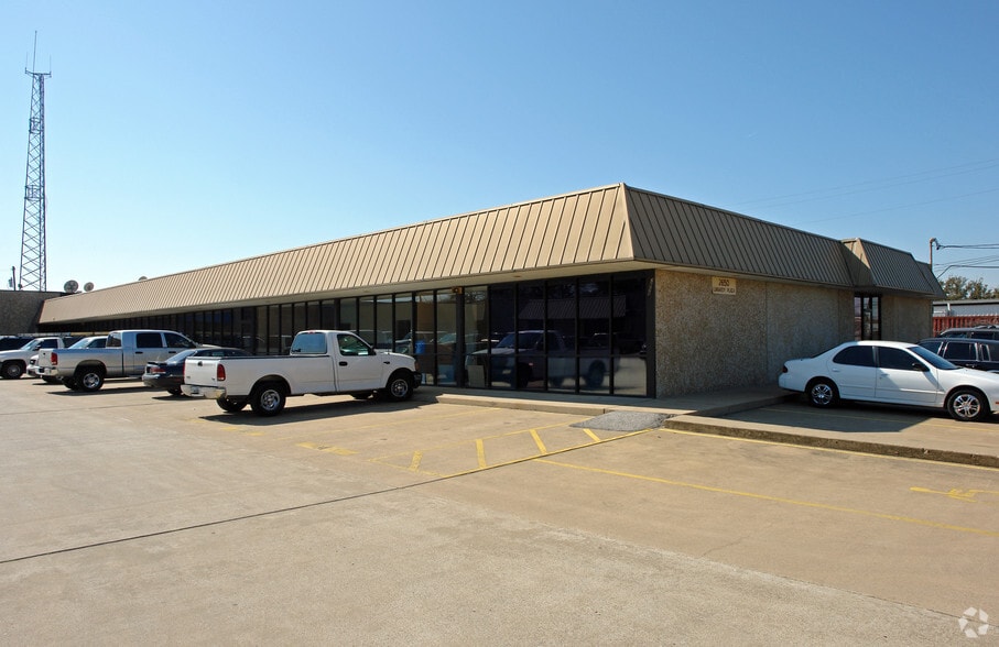 More Photos Of 2650 Lombardy Ln, Dallas Light Manufacturing For Lease