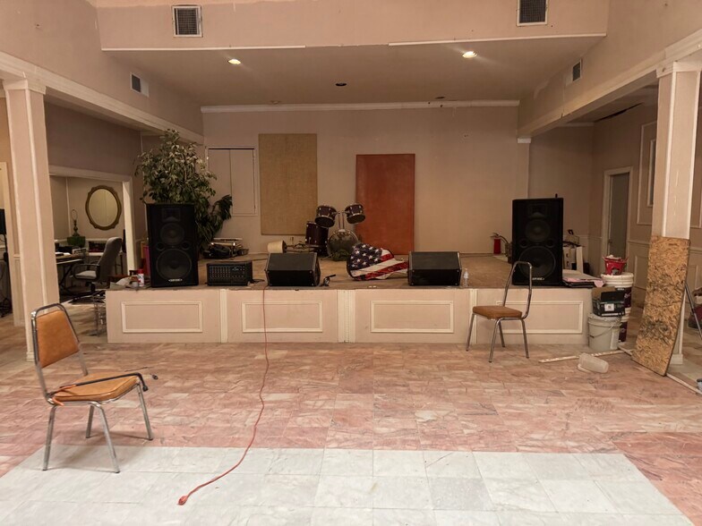 More Photos Of 5824 Doniphan Dr, El Paso Freestanding For Sale