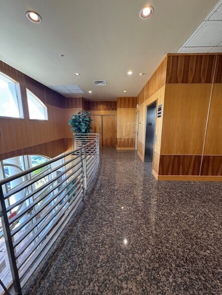 More Photos Of 7341 Office Park Pl, Melbourne Office Residential For Lease