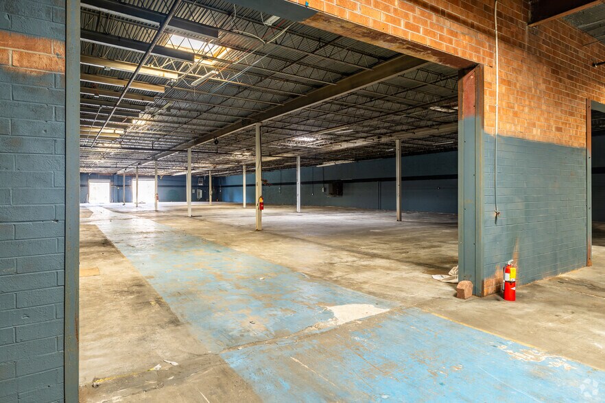 More Photos Of 1415 S Elm St, High Point Warehouse For Sale