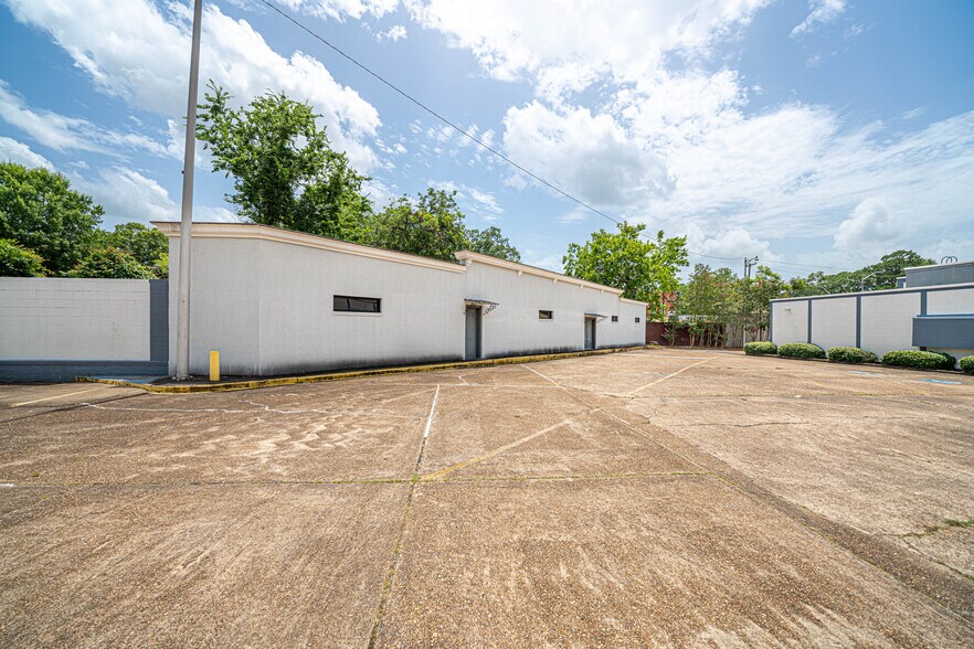 More Photos Of 700 Main St, Pineville Bank For Lease