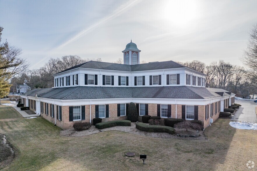 Primary Photo Of 300 E Main St, Smithtown Medical For Lease