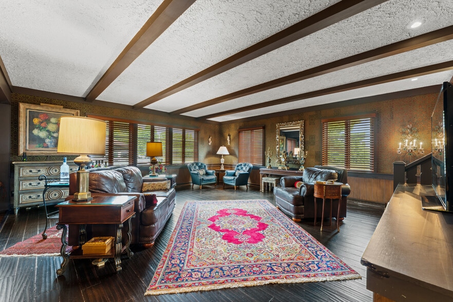 More Photos Of 550 Warner rd, Vienna Specialty For Sale