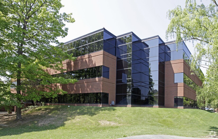More Photos Of 800 Moorefield Park Dr, Richmond Office For Sale