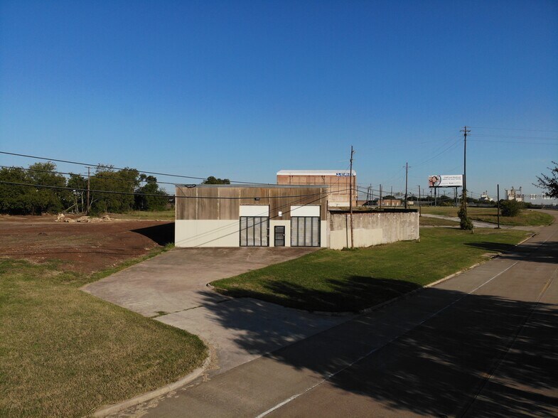 More Photos Of 1008 E 11th St, Fort Worth Warehouse For Lease