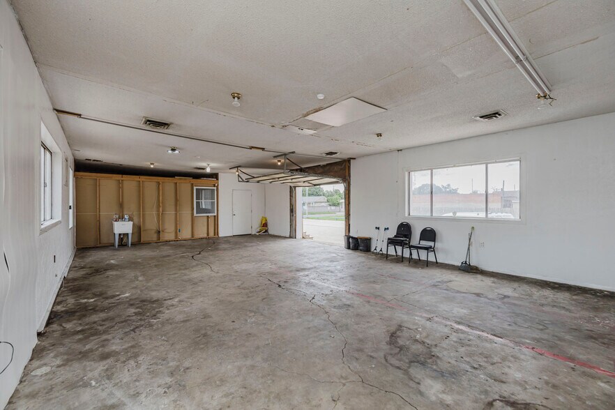 More Photos Of 2013 S Broadway St, Wichita Auto Dealership For Sale