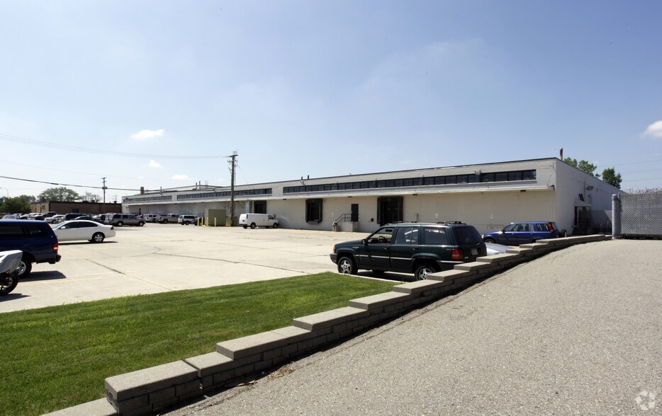 More Photos Of 3000 W 14 Mile Rd, Royal Oak Warehouse For Lease