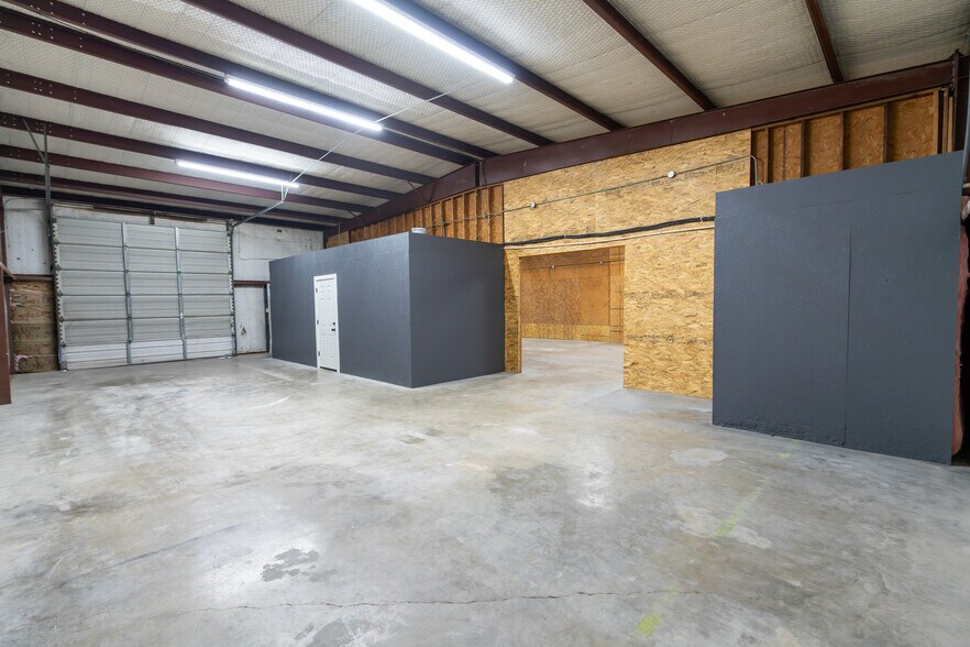 More Photos Of 125 Ken Dr, Sherman Warehouse For Lease