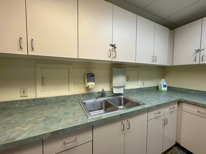 More Photos Of 1355 W Main St, Bellevue Office For Lease