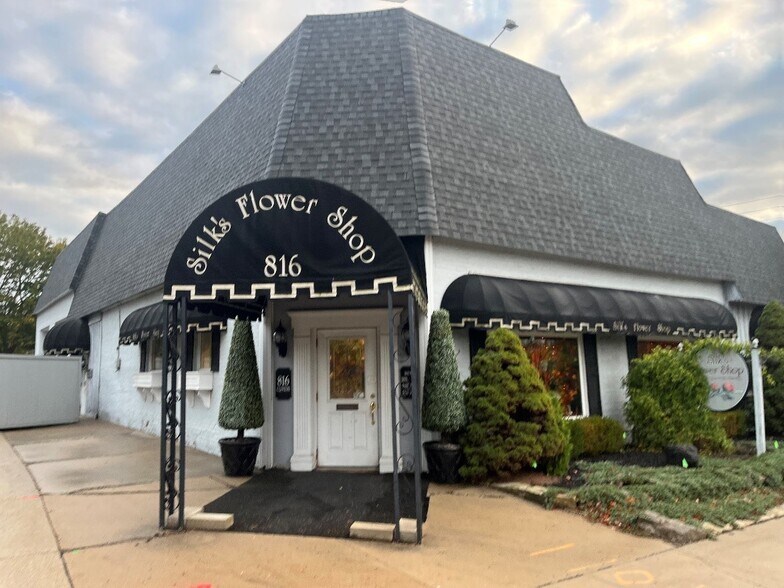 Primary Photo Of 816 Clinton Ave, Saint Clair Freestanding For Sale