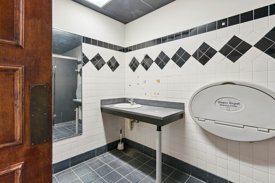 More Photos Of 1025 Magnolia Bluff Way SW, Darien Restaurant For Sale