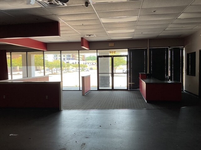 More Photos Of 912 Municipal Dr, Brandon Storefront For Lease