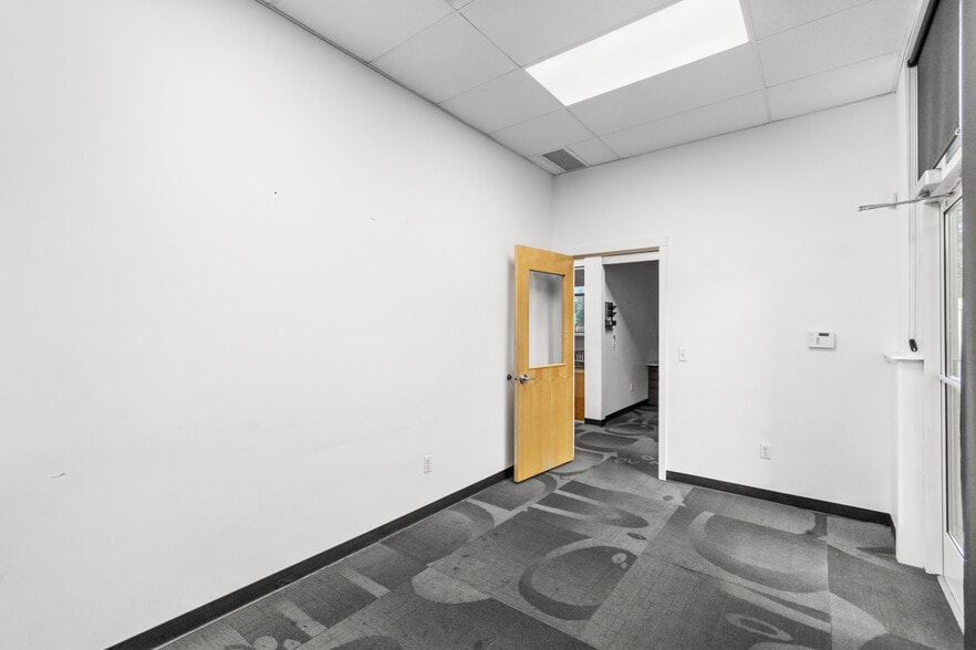 More Photos Of 11105 Steele St S, Tacoma Flex For Lease