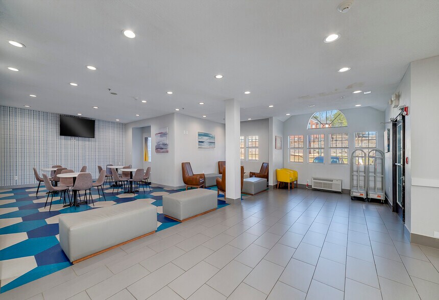 More Photos Of 195 Country Club Dr, Stockbridge Hotel For Sale