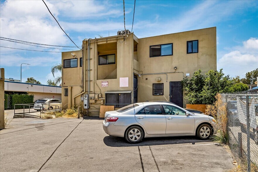 More Photos Of 19709 Ventura Blvd, Woodland Hills Office For Sale
