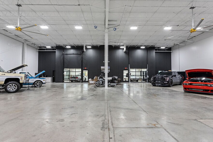 More Photos Of 3455 Centerpoint Dr, Grove City Warehouse For Lease