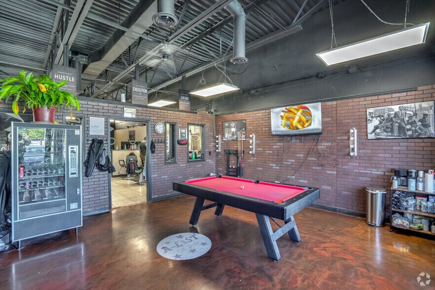 More Photos Of 17100-17114 S Park Ave, South Holland Storefront Retail Office For Lease