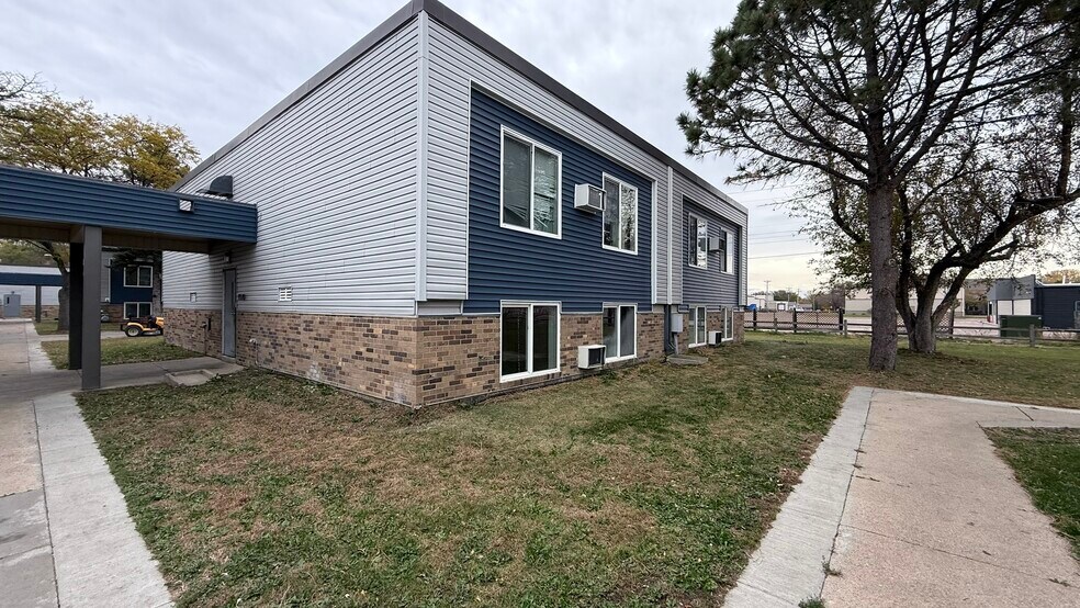 More Photos Of 1940-1990 Wisconsin SW, Huron Apartments For Sale