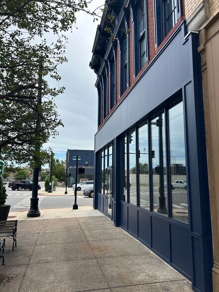 More Photos Of 129 SE 4th St, Evansville Storefront For Lease