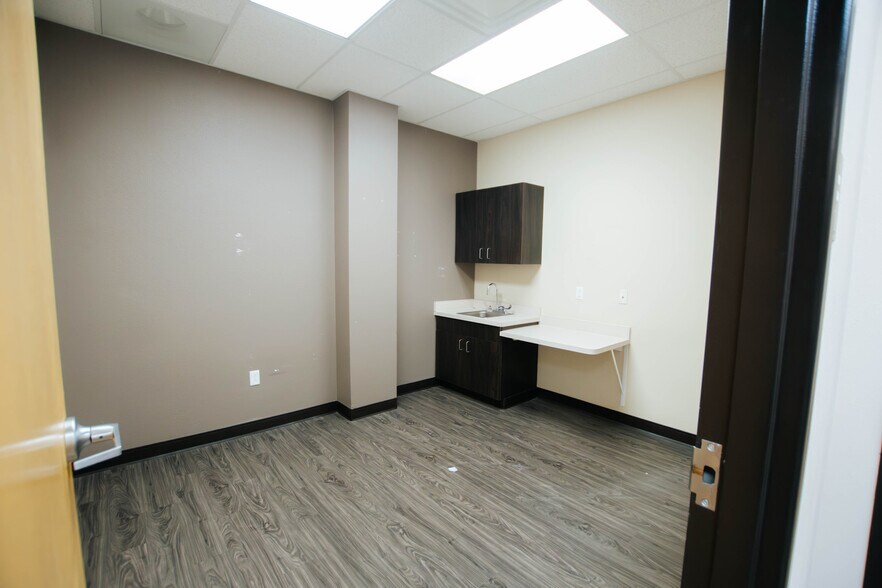 More Photos Of 9870 N Gateway Blvd, El Paso Office For Lease