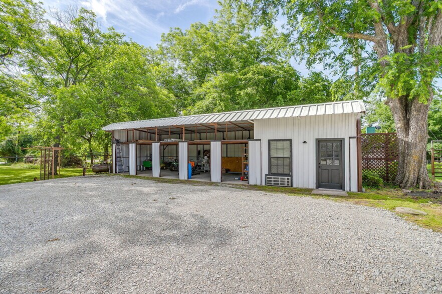 More Photos Of 1600 FM 3433, Newark Warehouse For Sale