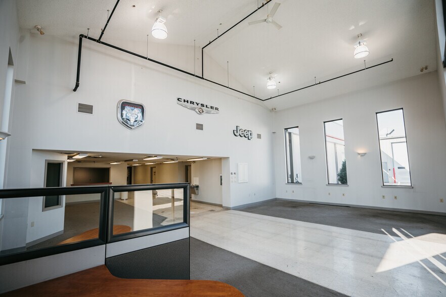 More Photos Of 2905 W Oakland Ave, Austin Auto Dealership For Lease
