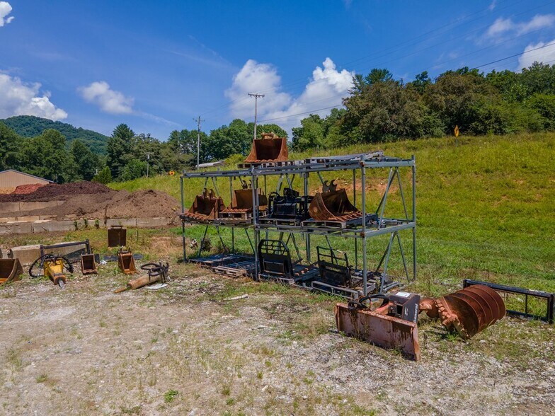 More Photos Of 424 Terrell Rd, Franklin Showroom For Sale