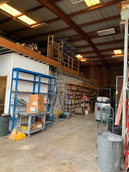 More Photos Of 47-102 Wailehua Rd, Kāneohe Warehouse For Lease