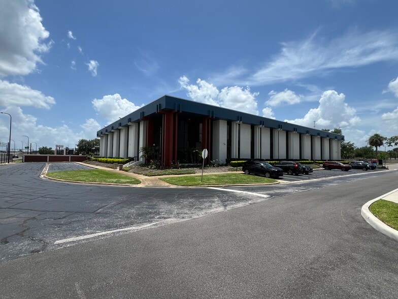 More Photos Of 5405 Diplomat Cir, Orlando Loft Creative Space For Lease