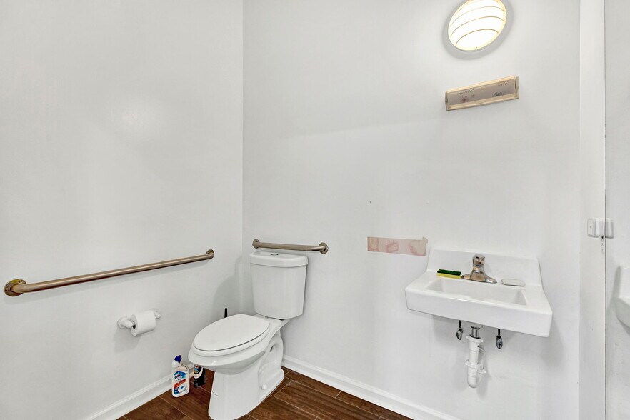 More Photos Of 803 3rd St N, Jacksonville Beach Storefront Retail Residential For Sale