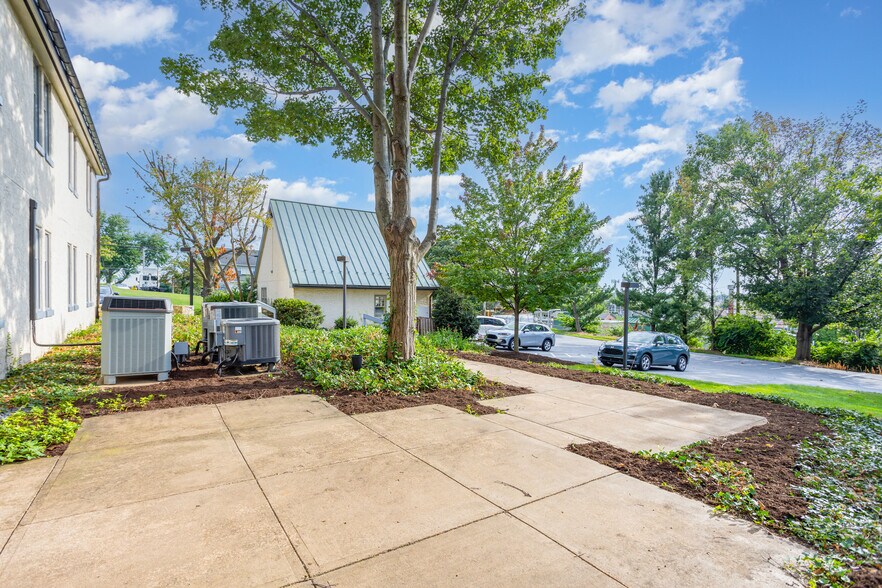 More Photos Of 1910 Harrington Dr, Lancaster Office For Lease