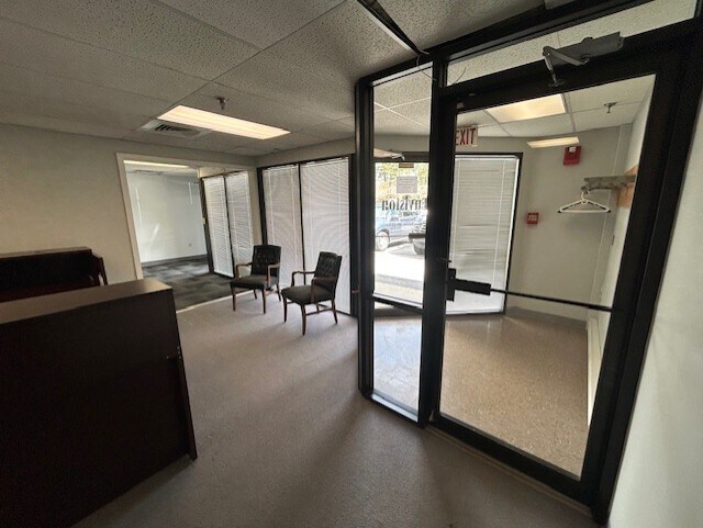 More Photos Of 7 Perimeter Rd, Manchester Light Manufacturing For Lease