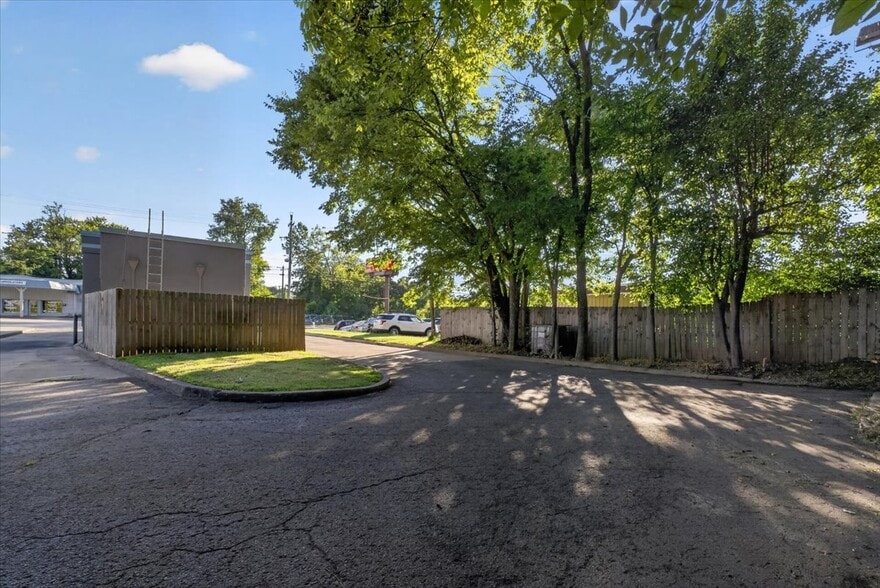 More Photos Of 541 W Dixie Ave, Elizabethtown Freestanding For Sale
