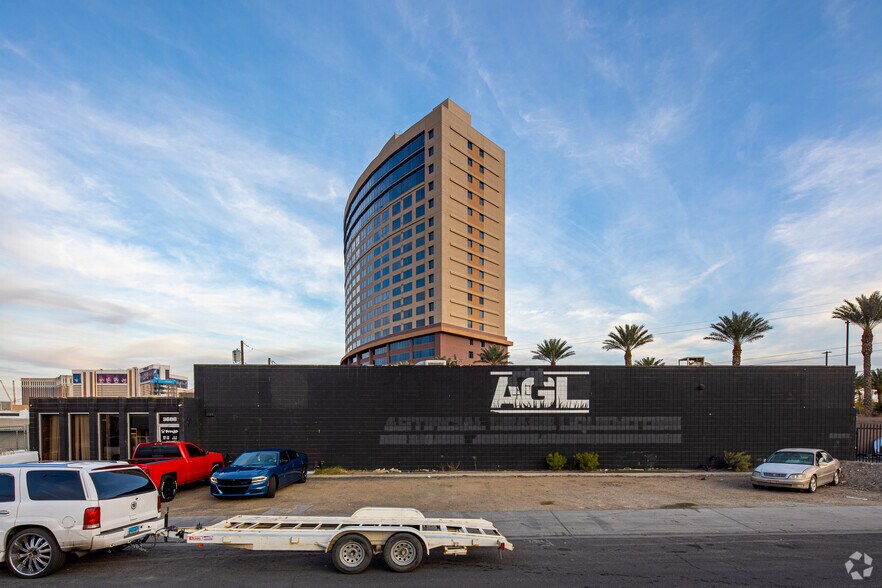 More Photos Of 3686 S Highland Dr, Las Vegas Warehouse For Lease