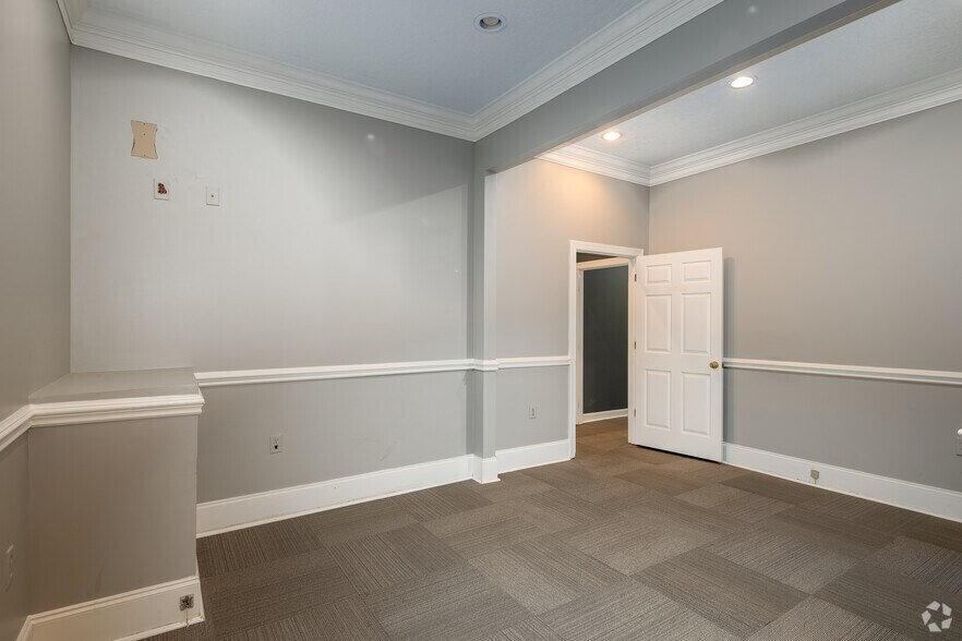 More Photos Of 501 Griffin Ave, Eastman Office For Sale