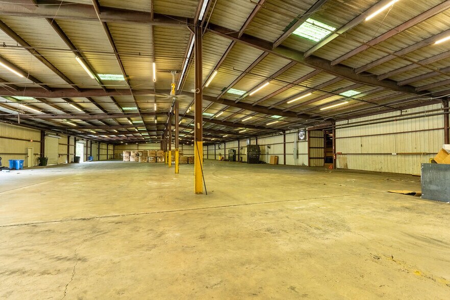 More Photos Of 89 Green St, Warner Robins Warehouse For Sale