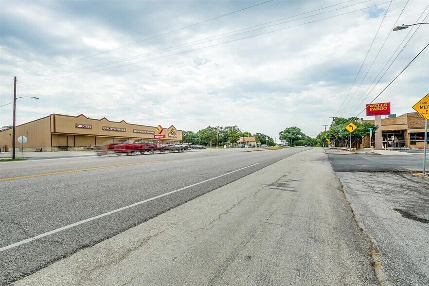 More Photos Of 117 W Rock Island Ave, Boyd Light Manufacturing For Lease