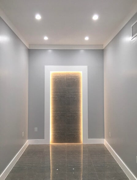 More Photos Of 2704-2870 S Park Rd, Hallandale Beach Warehouse For Lease