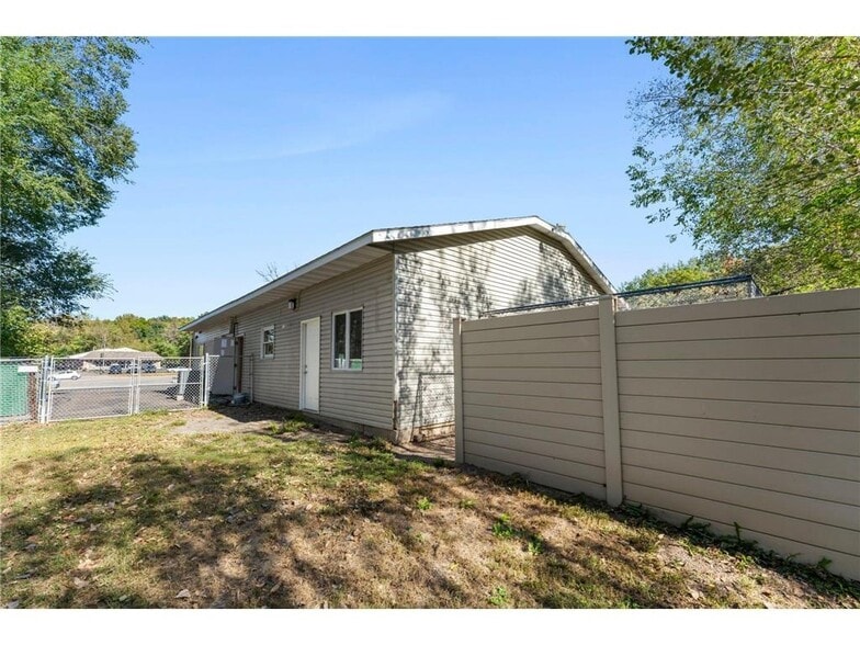 More Photos Of 821 Us-8, Saint Croix Falls Veterinarian Kennel For Sale
