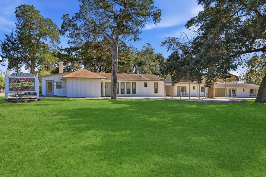 Primary Photo Of 1016 N Ave E, Shiner Hotel For Sale